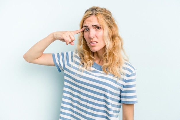 Zeigt eine Enttäuschungsgeste mit dem Zeigefinger