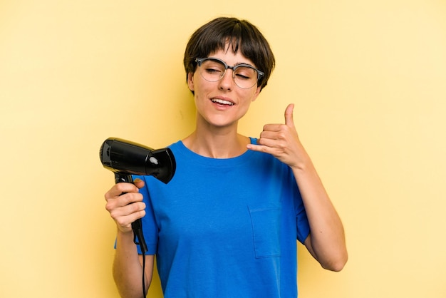 Zeigt eine Geste für einen Mobiltelefonanruf mit den Fingern