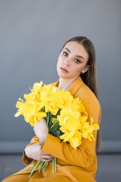 Zeigt eine Person, die einen Blumenstrauß hält 4617