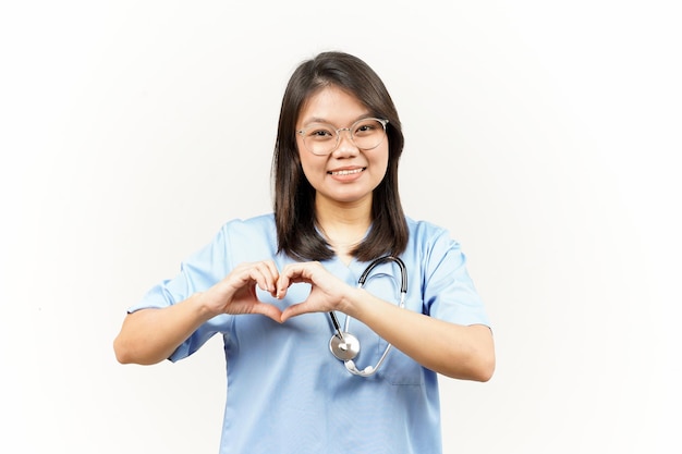 Zeigt Liebe oder Herzzeichen des asiatischen jungen Arztes, Isolated On White Background