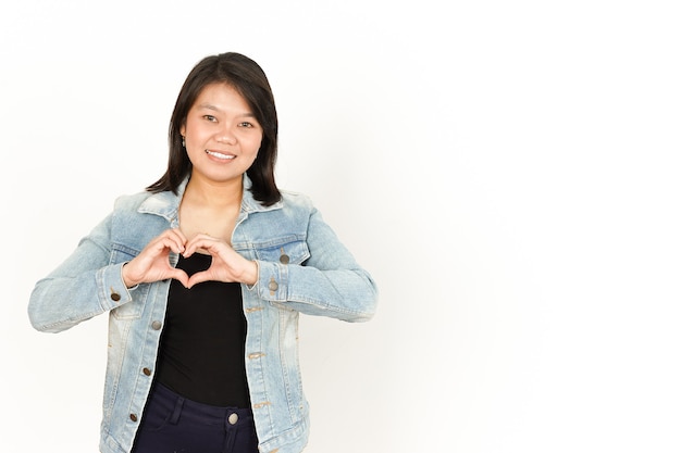 Zeigt Liebe oder Herzzeichen einer schönen asiatischen Frau mit Jeansjacke und schwarzem Hemd