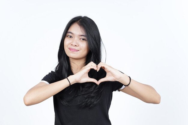 Zeigt Liebes-Herz-Zeichen der schönen asiatischen Frau, die auf weißem Hintergrund lokalisiert wird