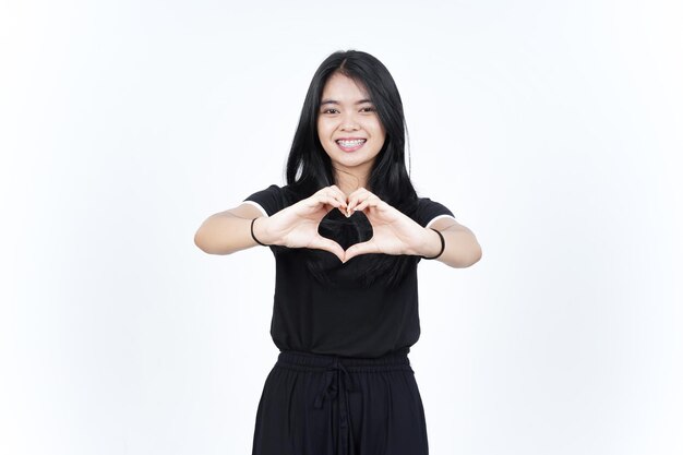 Zeigt Liebes-Herz-Zeichen der schönen asiatischen Frau, die auf weißem Hintergrund lokalisiert wird
