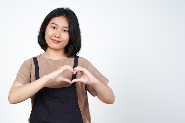 Zeigt liebeszeichen geste der schönen asiatischen frau, isolated on white background