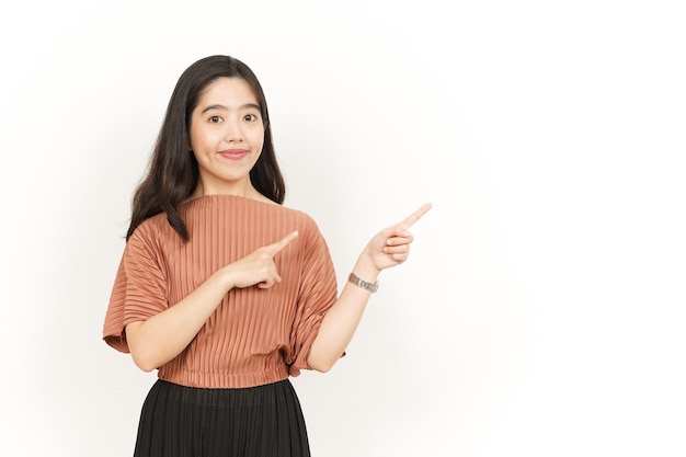 Zeigt Produkt und zeigt Seite der schönen asiatischen Frau, Isolated On White Background