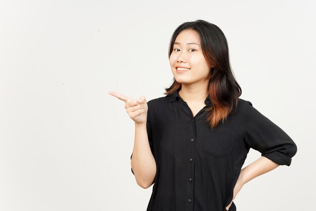 Zeigt Produkt und zeigt Seite der schönen asiatischen Frau, Isolated On White Background