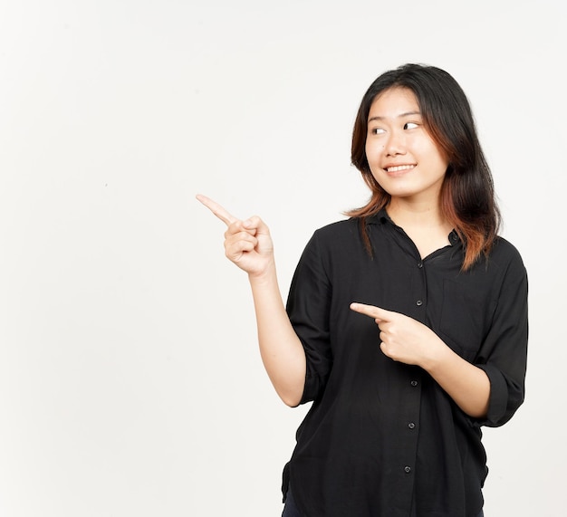 Zeigt Produkt und zeigt Seite der schönen asiatischen Frau, Isolated On White Background