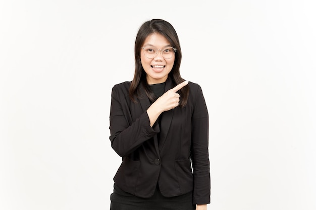 Zeigt Produkt und zeigt Seite der schönen asiatischen Frau mit schwarzem Blazer, Isolated On White