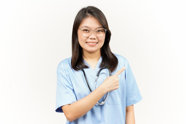 Zeigt Produkt und zeigt Seite des asiatischen jungen Arztes, Isolated On White Background