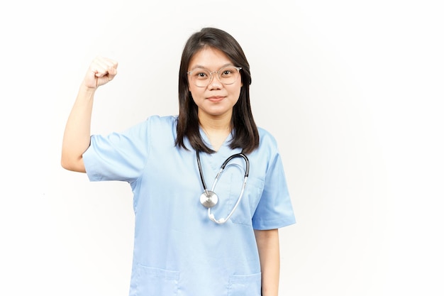 Zeigt Stärke Arme Des Asiatischen Jungen Arztes Isoliert Auf Weißem Hintergrund