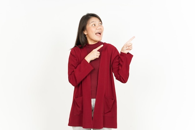 Zeigt und zeigt beiseite der schönen asiatischen Frau mit rotem Hemd isoliert auf weißem Hintergrund
