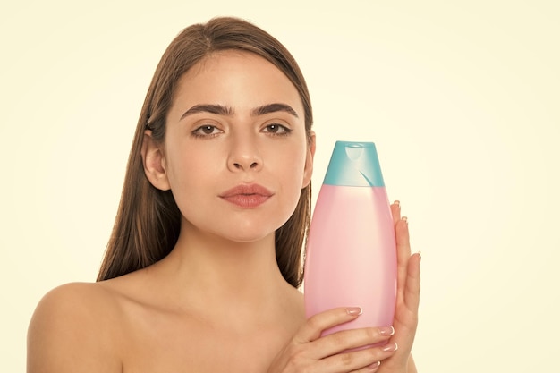 Zeigt weibliches kosmetisches Produkt Frau verwenden Shampoo junges Mädchen halten Haarspülung
