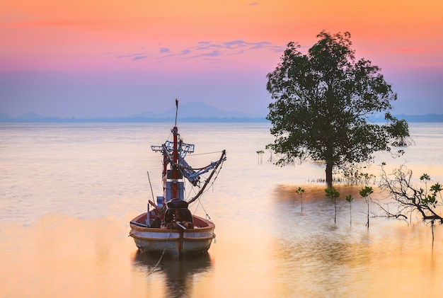 Zeit des Fischerbootes zur Dämmerungszeit in Phuket, Thailand