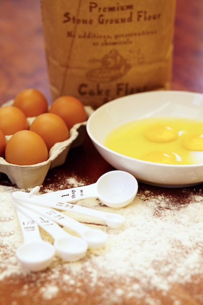 Zeit, etwas Leckeres zu backen Aufnahme einer Vielzahl von Zutaten und Messgeräten auf einem Holztisch