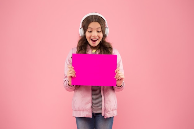 Zeit für Spaß. Musik Streaming. Kind zurück in die Schule. Die besten Musik-Apps. Teenager-Mädchen genießt Lieblingslied in Kopfhörern. bewirbt produkt für kinder, kopierraum. Karaoke und Unterhaltung.