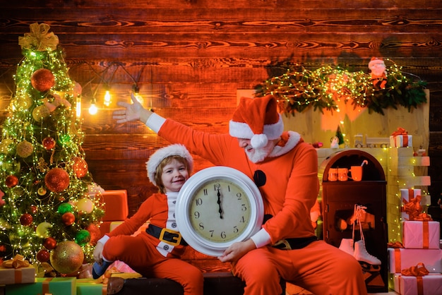 Zeit für Weihnachten Weihnachtsjunge mit Uhr Neujahr Mitternacht Frohe Weihnachten Kind Junge verkleidet als