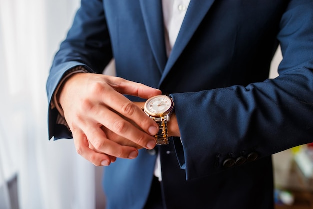 Foto zeit ist geld geschäftsmann, der auf uhr zeigt geschäftskonzept