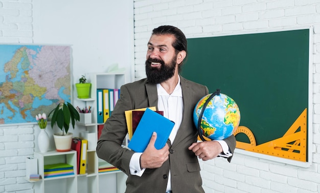 Zeit, mehr männliche Schüler im Schulklassenzimmer zu lernen, während die Lektion die Prüfung besteht, um das Thema Geograph Mann glücklicher Mann mit Bart zu lernen