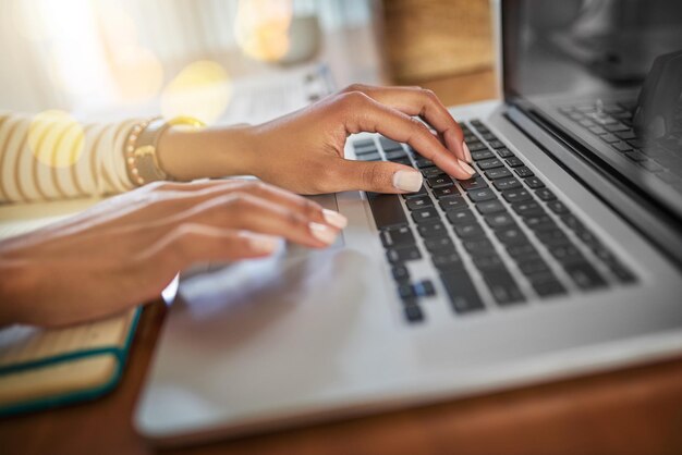 Zeit, sich an die Arbeit zu machen Nahaufnahme einer nicht erkennbaren Frau, die zu Hause an einem Laptop arbeitet