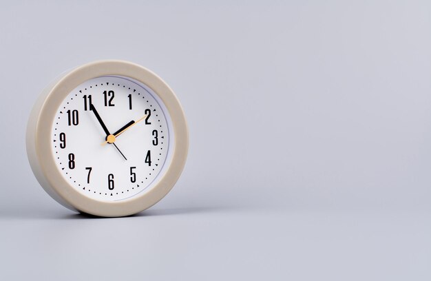 Zeit und Arbeit im täglichen Leben Foto einer modernen Uhr in einem hochwertigen Fotostudio