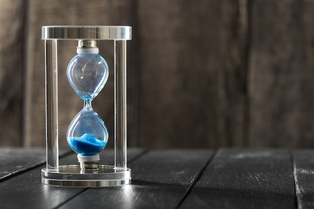 Zeit vergeht. Blaue Sanduhr hautnah