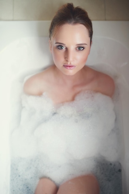 Zeit zum Entspannen Porträt einer attraktiven jungen Frau, die sich in der Badewanne entspannt