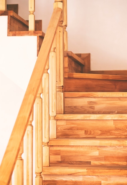 Zeitgenössische braune Holztreppe im Haus