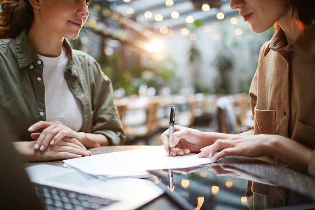 Zeitgenössische Geschäftsfrauen im Meeting