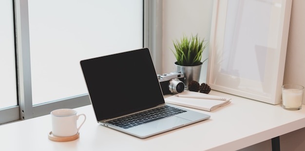 Zeitgenössischer Fotografiearbeitsplatz mit Laptop-Computer