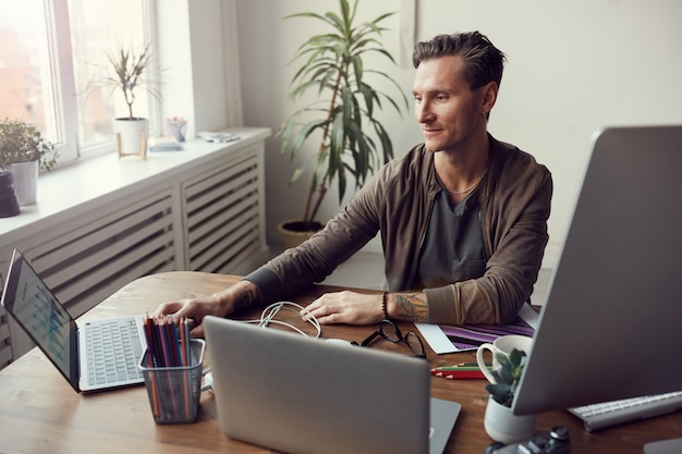 Zeitgenössischer Geschäftsmann am Arbeitsplatz