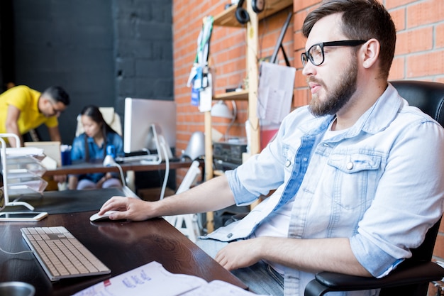 Zeitgenössischer Geschäftsmann bei der Arbeit