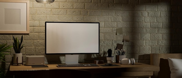 Zeitgenössischer Heimarbeitsplatz im Schlafzimmer mit Computertisch über Steinwand im dunklen Raum bei Nacht