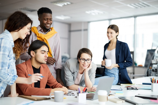 Zeitgenössisches Business-Team bei der Arbeit