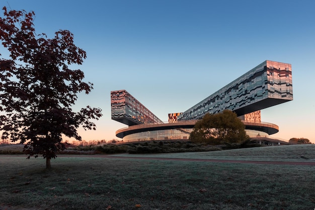 Zeitgenössisches Gebäude der Skolkovo Management School auf einem Hügel bei Sonnenaufgang Moskau Russland