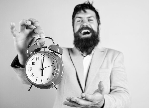 Zeitnahes Konzept Hipster Happy Working Day ist vorbei Geschäftsmann pünktlich fertig Zeitmanagement-Fähigkeiten Beste Tageszeit Just in Time Mann bärtiger glücklicher fröhlicher Geschäftsmann hält Wecker