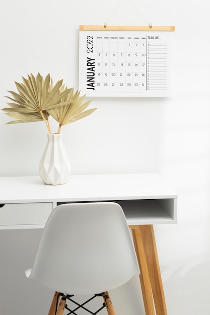 Zeitorganisationskonzept mit Schreibtisch und Kalender