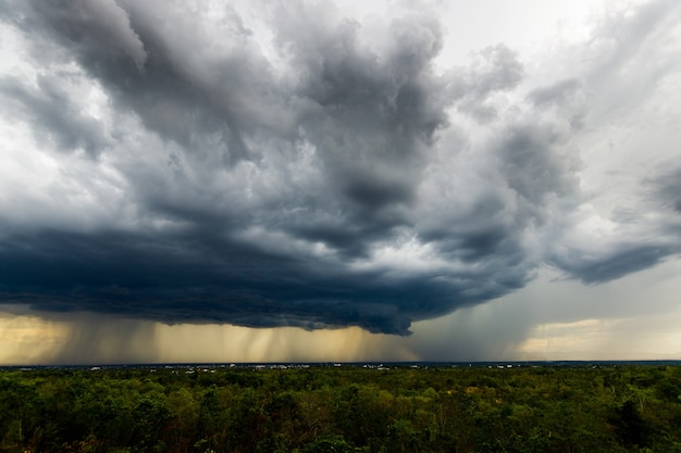 Zeitraffer Gewitterwolken mit dem Regen. Natur Umwelt Dunkle riesige Wolkenhimmel schwarze stürmische Wolke