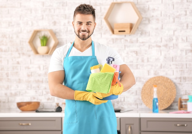 Foto zelador com material de limpeza na cozinha