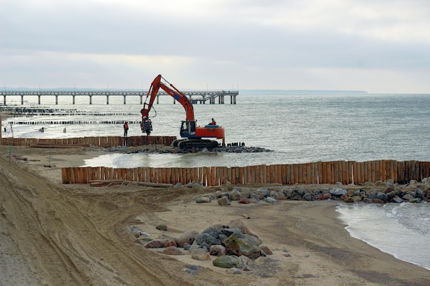 Zelenogradsk Russland 15. Oktober 2016 Bau von Wasserschneidern aus Baumstämmen an der Küste