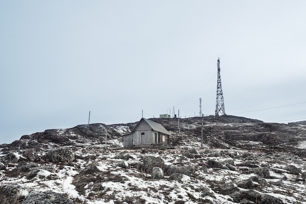 Zelltürme in den schneebedeckten Hügeln in der Tundra