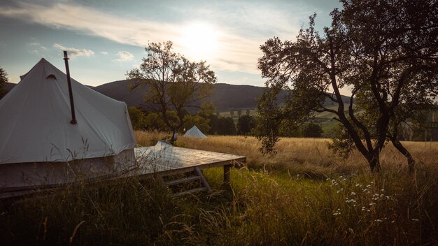 Zelt auf dem Feld gegen den Himmel bei Sonnenuntergang