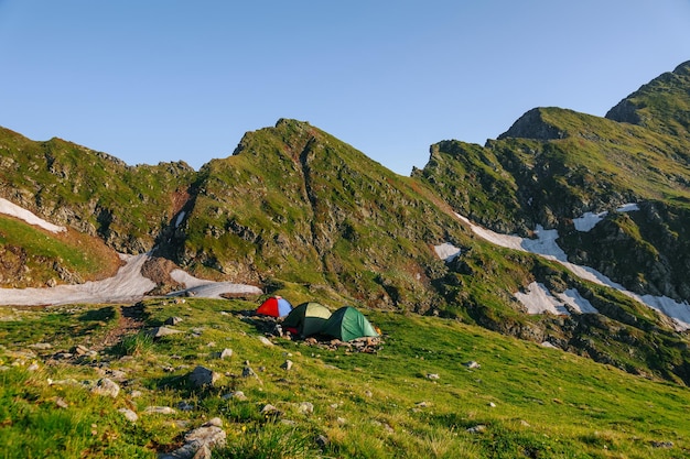 Zelt auf dem Hintergrund der Berge Wanderzelt in den Bergen im Sommer Camping über den Hügeln in der Zelt mit der Luftansicht