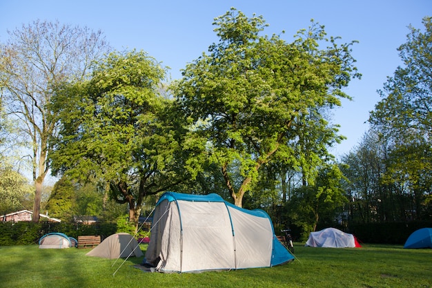 Zelt auf einem Campingplatz bei Sonnenaufgang