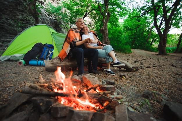 Zelt Camping Paar romantisch sitzen am Lagerfeuer Nacht Landschaft.