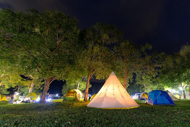 Zelt im Nationalpark von Thailand-Bergen nachts