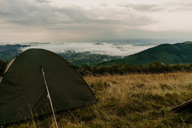 Zelt in Berglandschaft Gorgany Mountains Ostkarpaten Ukraine