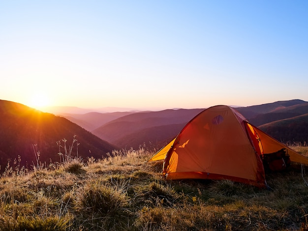 Zelt in den Bergen bei Sonnenuntergang.