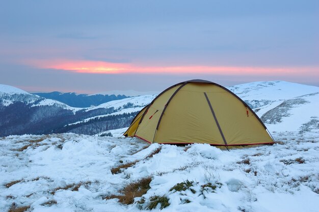 Zelt in den Bergen im Winter