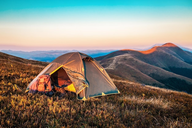 Zelt in den Karpaten bei schönem Sonnenaufgang oder Sonnenuntergang