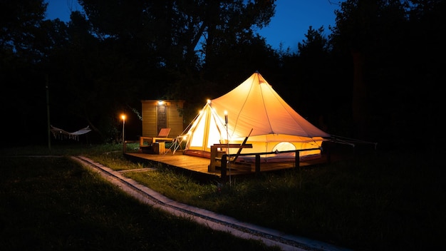 Zelt in der Glamping-Dämmerung